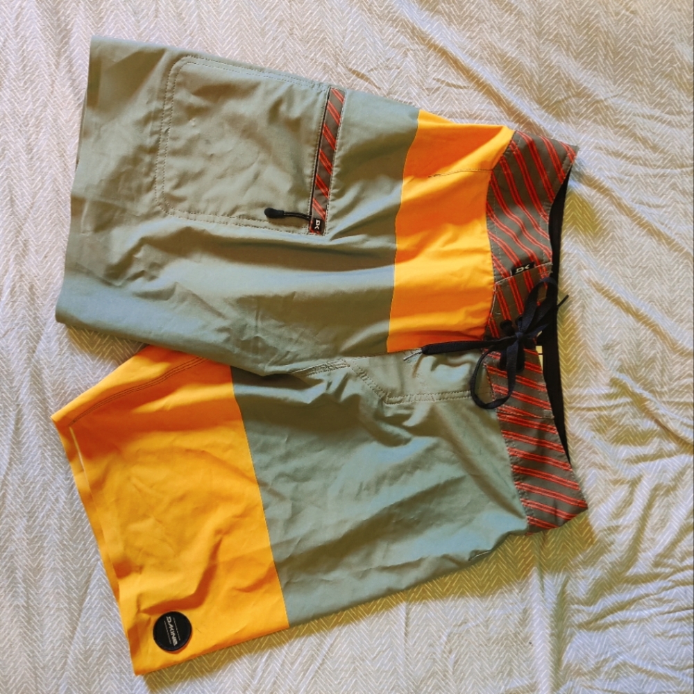 Dakine men's stretch board shorts size 32